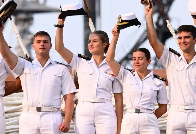La princesa Leonor, con sus compañeros, saluda desde la cubierta del Elcano a su llegada a Nueva York.