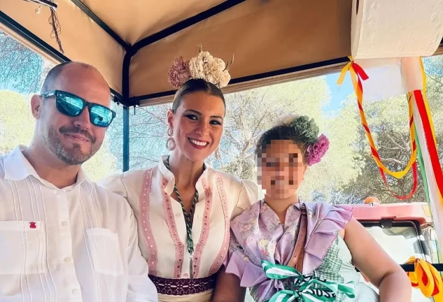 María Jesús Ruíz con su hija, Alba y su novio, Curro