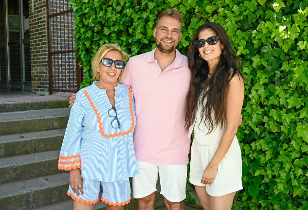 Carmen Borrego con su hijo, José Mª Almoguera, y la novia de este, María 'La Jerezana'.