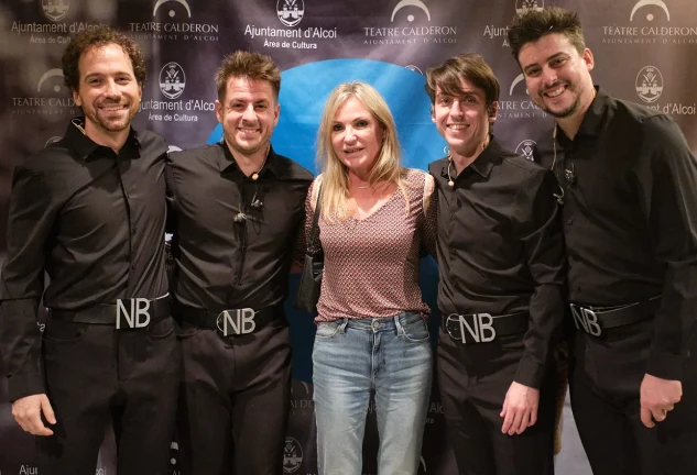 Amparo Ferri con los Melomans, grupo que protagoniza el musical 'Libre'.