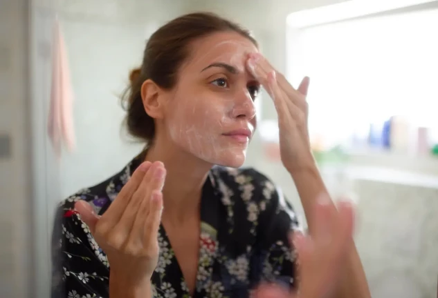 Crema hidratante ligera para piel seca con ingredientes naturales