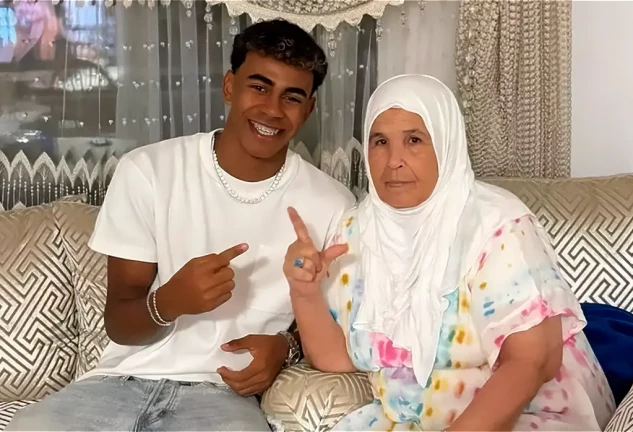 Lamine Yamal con su abuela.