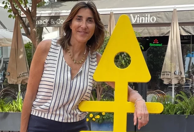 Paz Padilla con el símbolo de la raspa de su marca Nonina
