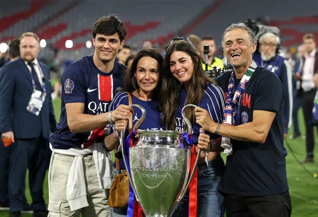 Luis Enrique celebrando la victoria de su equipo junto a su familia.