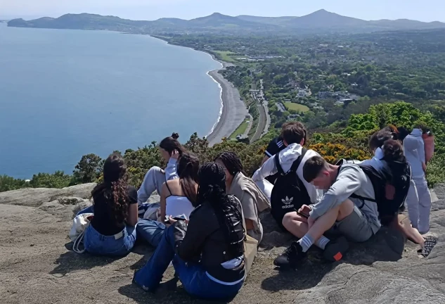Estudiantes del Instituto Humanejos frente a la playa del suceso.