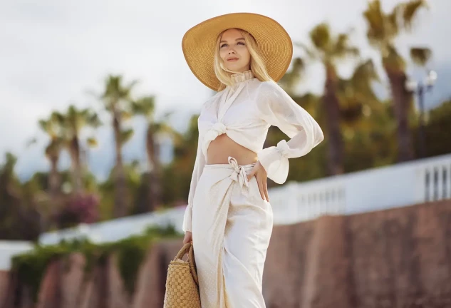 Mujer con ropa para la playa.