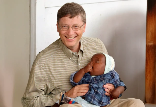 Bill Gates con un niño africano en brazos