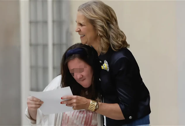 La infanta Elena riendo junto a una niña