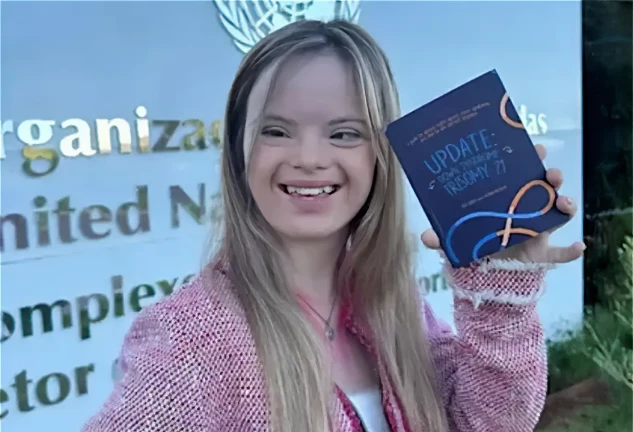 Vitória Mesquita con su libro para acabar con las ideas falsas sobre el Síndrome de Down.