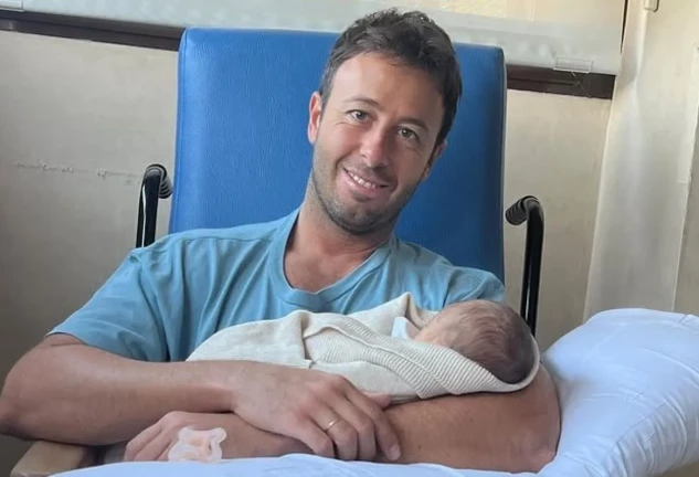 Matías Prats Jr. con su hijo recién nacido en brazos