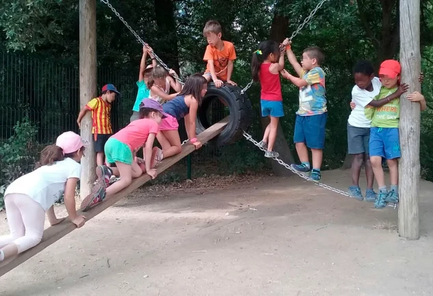 Niños jugando en una granja escuela