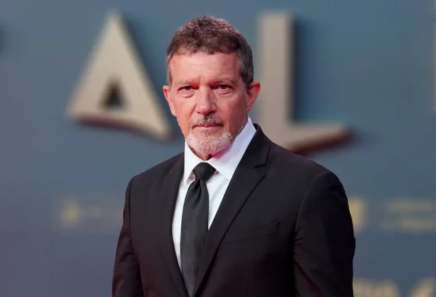 Antonio Banderas posando