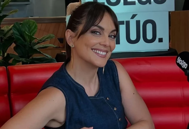 Mónica Carrillo sonriente en una entrevista de radio