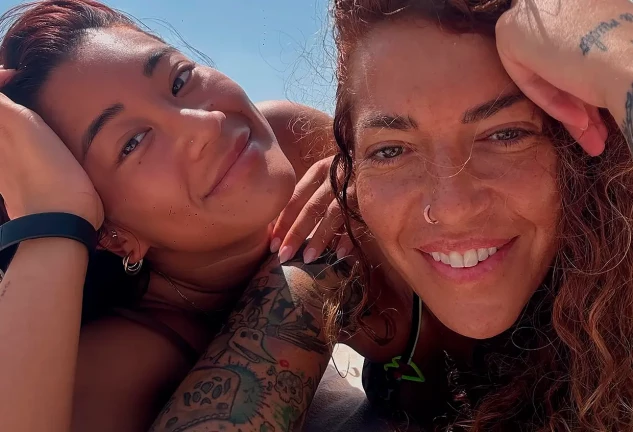 Sofía Cristo en la playa con su pareja.