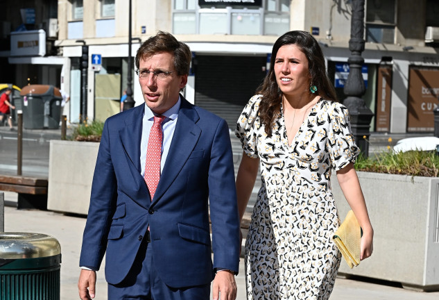 José Luis Martínez Almeida y Teresa Urquijo llegando a una boda.