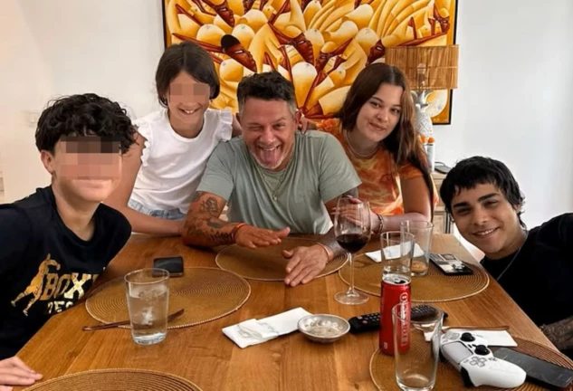 Alejandro Sanz junto a sus hijos.