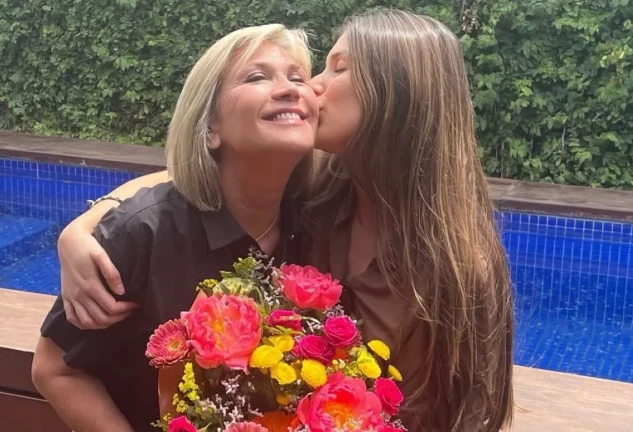 Julia Otero en una imagen con su hija Candela dándole un beso