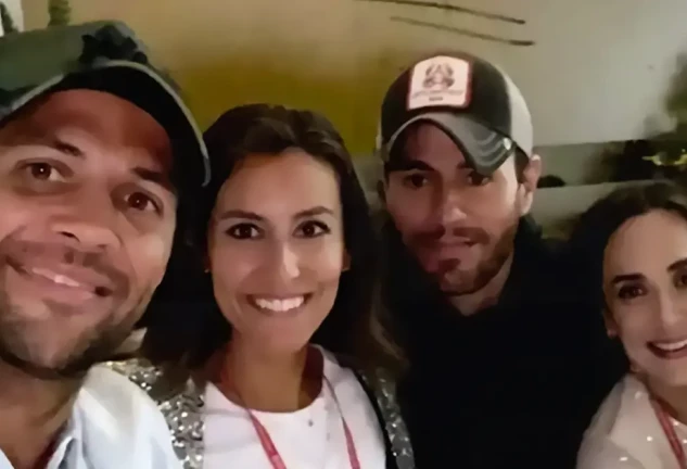 Portada Enrique Iglesias con sus hermanas