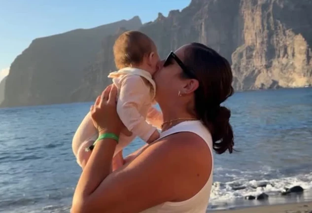 Anabel Pantoja con su hija Alma.