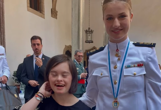 La princesa Leonor junto a Carmela Mola.