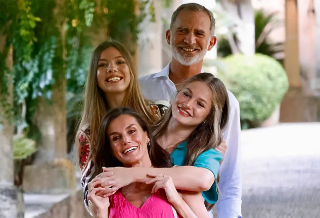Felipe VI, Letizia, Leonor y Sofía posando juntos.
