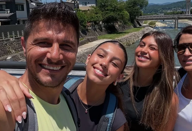 Joaquín con sus hijas Daniela y Salma, y su mujer, Susana Saborido, en su viaje a Japón