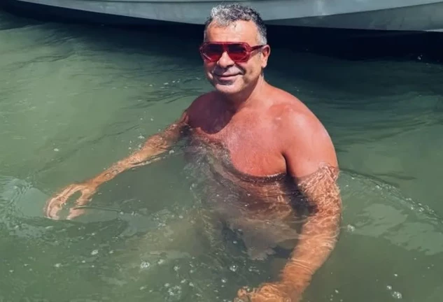 Jorge Javier Vázquez dándose un baño en una playa en Tailandia