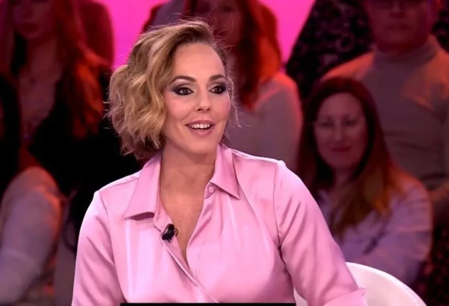 Rocío Carrasco en una imagen en un plató de TV vestida de rosa.