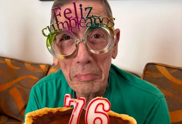 Fofito en una imagen con su tarta de cumpleaños y unas gafas coloridas