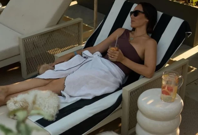Tamara Falcó en una tumbona en la piscina tomando un cocktail (redes)