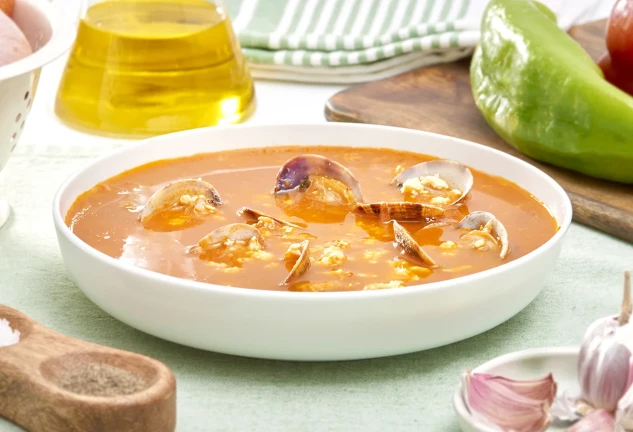 Sopa de pescado y almejas con verduras