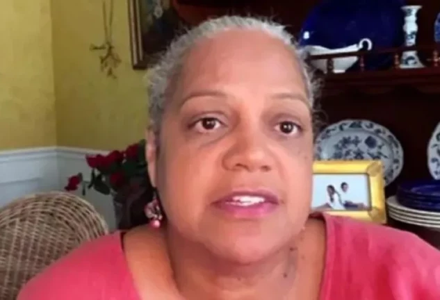 Ronna Keith en una captura de Telecinco, hablando con TardeAR
