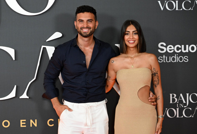 Suso Álvarez y Marieta durante el estreno de la nueva película de drama romántico, 'Bajo un volcán', a 11 de junio de 2025, en Madrid (España). La película, escrita por el director junto a Irene Niubó, cuenta la historia de amor entre Mario y Dani, un piloto y una vulcanóloga que viajan hasta las Islas Canarias para controlar la erupción del volcán de Garachico.
José Oliva / Europa Press
ESTRENO;CINE;GENTE
11/6/2025