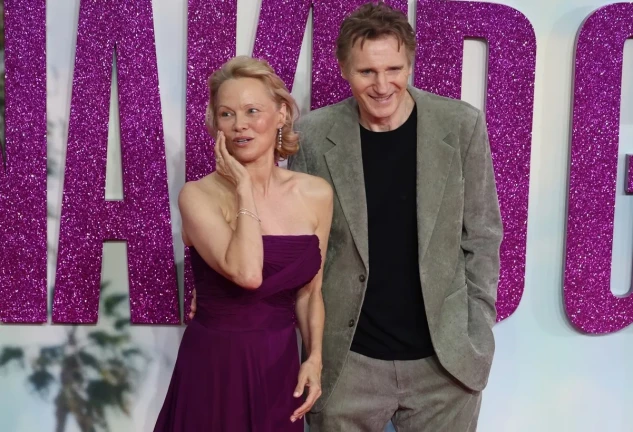Pamela Anderson y Liam Neeson en la Premiere de Leicester Square