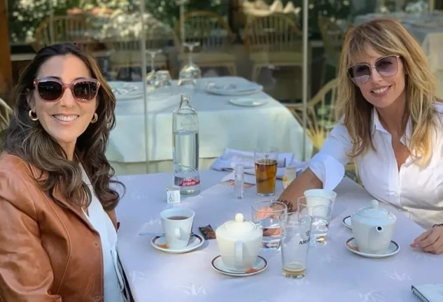 Emma Gracía y Paz Padilla tomando un café