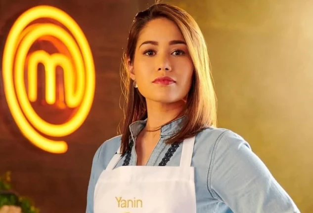 Yanin Campos, exconcursante de MasterChef México, en una imagen de redes con su delantal del programa