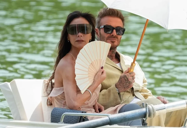 David y Victoria Beckham con un abanico