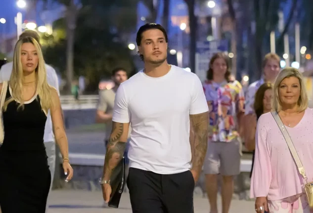 Carlo, Alejandra y Terelu paseando