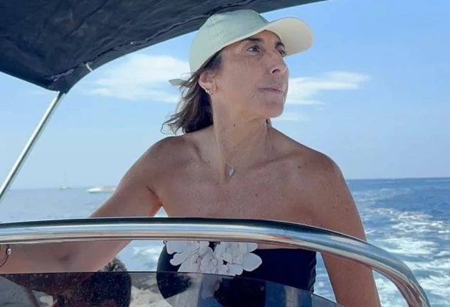 Paz Padilla en una imagen en un barco con bañador y gorra