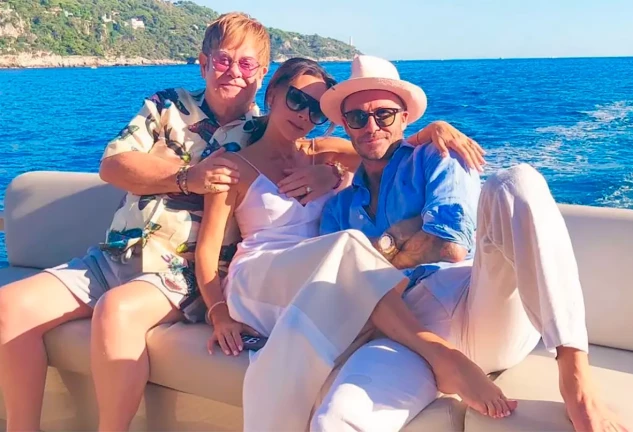 Elton John, con David y Victoria Beckham.