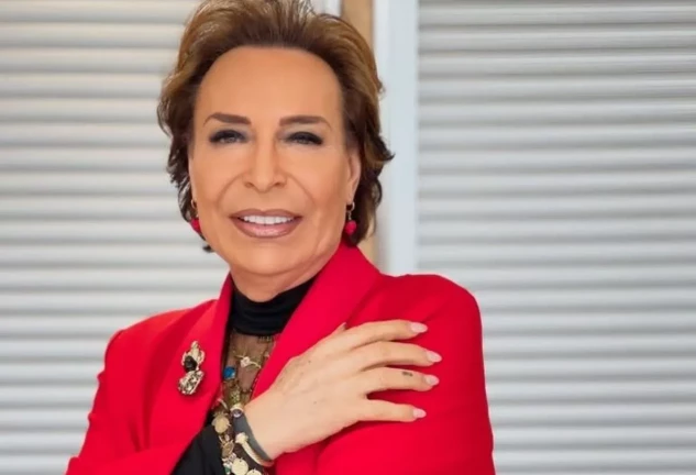 Imagen de Benita / Maestro Joao en redes con americana de color rojo.
