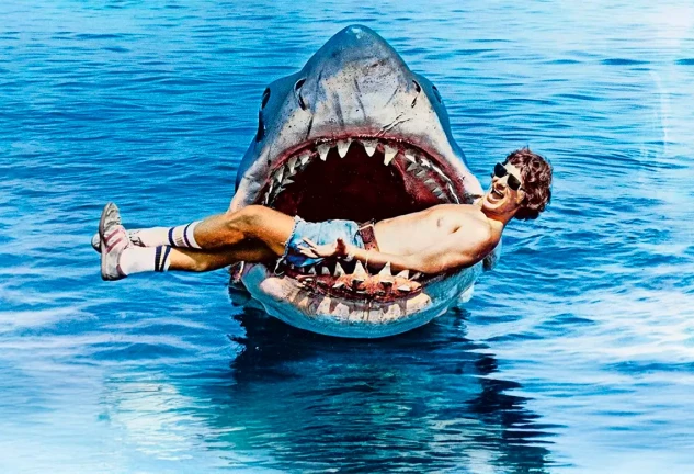 Steven Spielberg, en las fauces del tiburón Bruce.