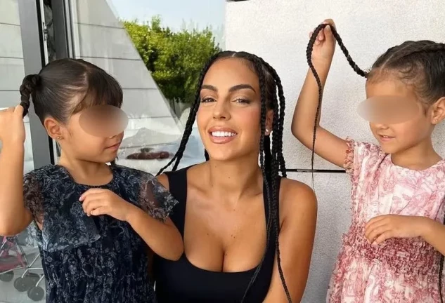 Georgina Rodríguez con sus hijas Eva y Alana