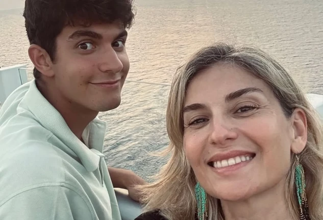 Sandra Golpe y su hijo David, posando juntos durante su crucero por el Mediterráneo.