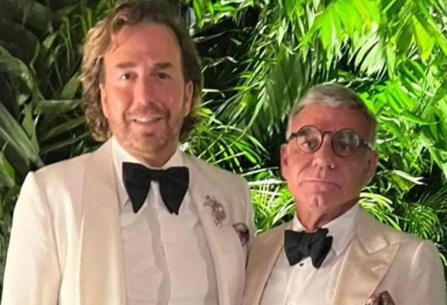 Raúl Prieto y Joaquín Torres en una imagen de redes en traje blanco