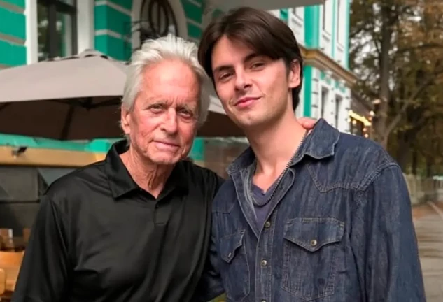 Michael Douglas posando con su hijo Dylan.