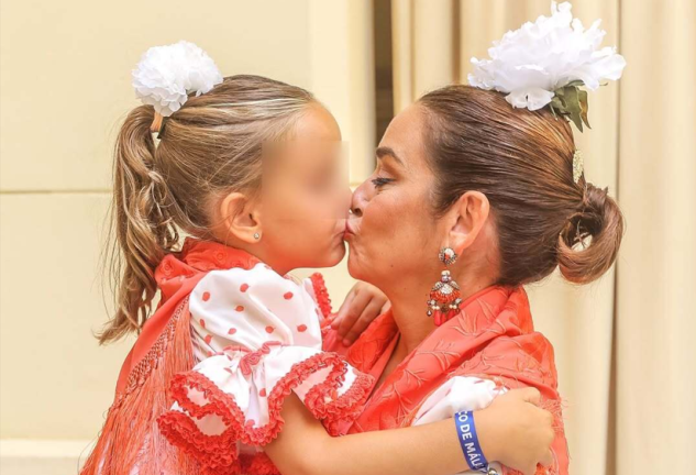 Toñi Moreno y su hija Lola, guapísimas vestidas iguales con traje de flamenca