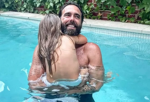 Javier Ungría y su hija Camila en la piscina