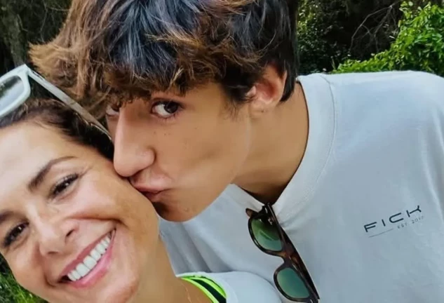Nuria Roca con su hijo Pau en una imagen de redes