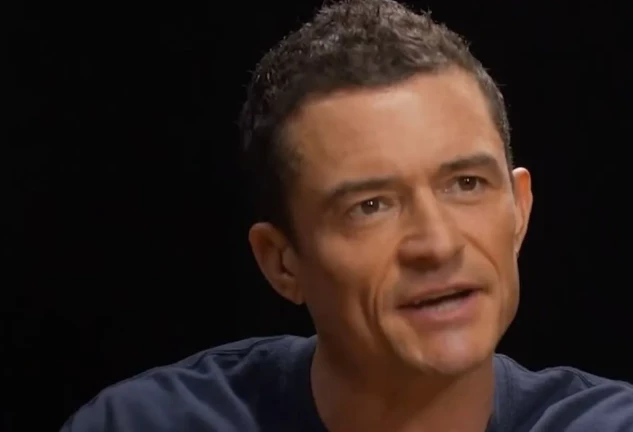 Orlando Bloom en una imagen de redes durante una entrevista